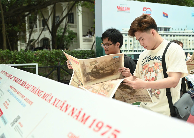 Sinh viên Nguyễn Duy Sơn và Nguyễn Tuấn Minh đến triển lãm từ sớm