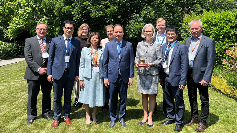 Hai đoàn Việt Nam và Phần Lan chụp ảnh lưu niệm cùng Đại sứ Phần Lan Kirsti Kauppi tại Geneva, Thụy Sĩ. (Ảnh: VNMHA)