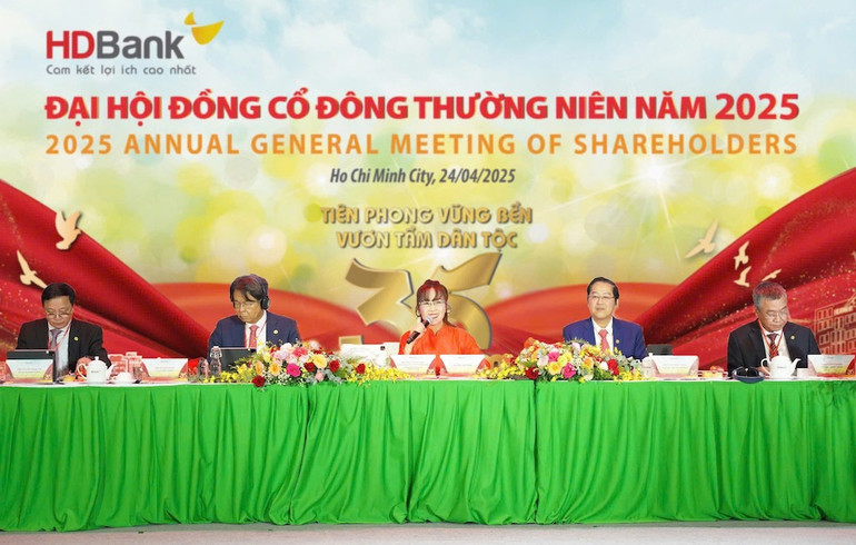 Lãnh đạo ngân hàng trả lời câu hỏi từ cổ đông. Lãnh đạo ngân hàng trả lời câu hỏi từ cổ đông.