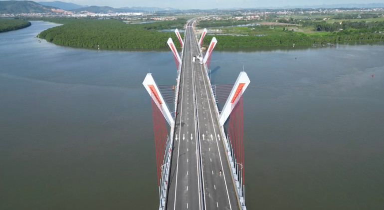 Cầu Bến Rừng kết nối Thành phố Thủy Nguyên (Hải Phòng) với Quảng Yên (Quảng Ninh). (Ảnh: Việt Cường)