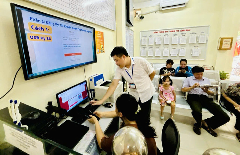 Hướng dẫn người dân khai hồ sơ thực hiện thủ tục hành chính Hướng dẫn người dân khai hồ sơ thực hiện thủ tục hành chính