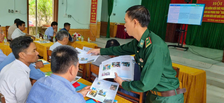 Cán bộ chiến sĩ Đồn Biên phòng Cửa khẩu quốc tế Lao Bảo tuyên truyền cho người dân tránh xa ma túy, chung tay giữ địa bàn trong sạch. Cán bộ chiến sĩ Đồn Biên phòng Cửa khẩu quốc tế Lao Bảo tuyên truyền cho người dân tránh xa ma túy, chung tay giữ địa bàn trong sạch.