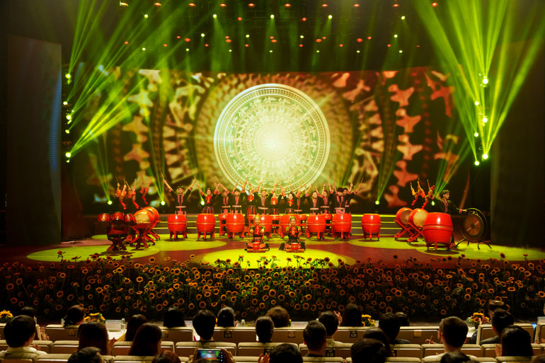 Chương trình nghệ thuật đặc sắc "Từ sự thấu hiểu - Tạo sự thay đổi". Chương trình nghệ thuật đặc sắc "Từ sự thấu hiểu - Tạo sự thay đổi".