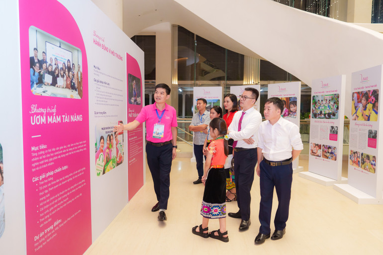 Triển lãm thành tựu 10 năm vì tầm vóc Việt. Triển lãm thành tựu 10 năm vì tầm vóc Việt.