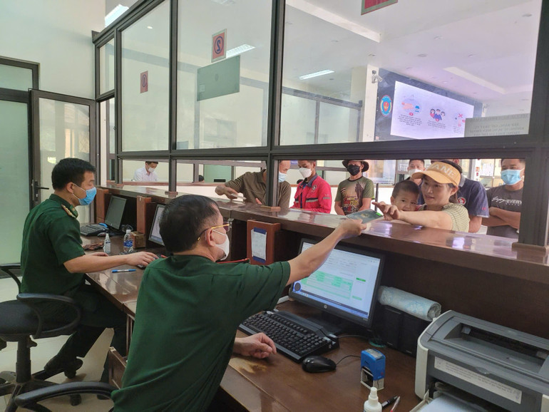 Đồn Biên phòng Cửa khẩu Quốc tế Cha Lo tạo điều kiện thuận lợi làm thủ tục xuất, nhập cảnh cho người dân