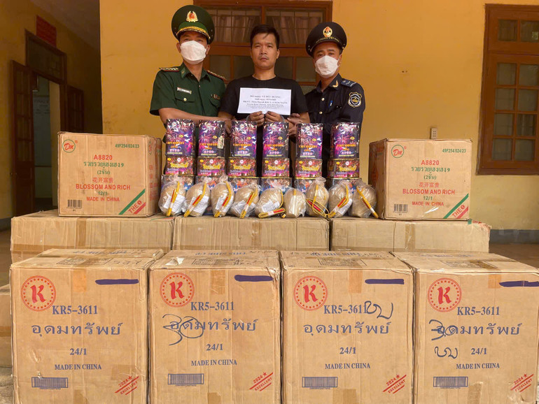 Bắt giữ đối tượng Vũ Đức Dương cùng tang vật pháo hoa nổ