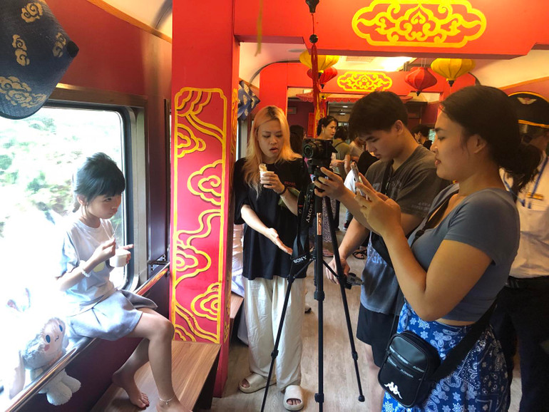 Hành khách check-in tại toa cộng đồng.