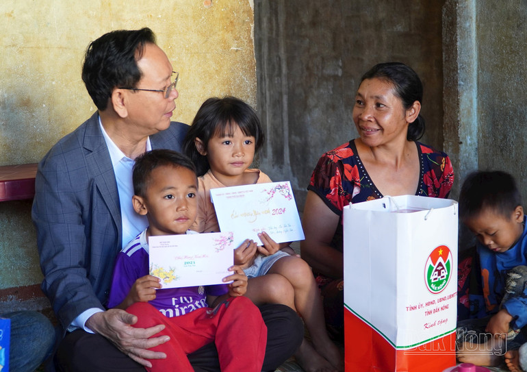 Bí thư Tỉnh ủy Đắk Nông Ngô Thanh Danh tặng quà người dân nhân dịp đón Xuân Giáp Thìn.