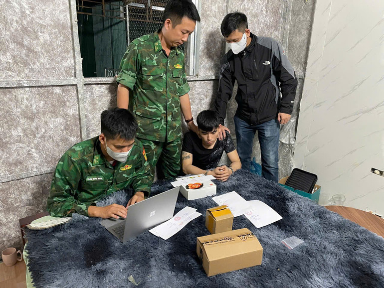 Bắt quả tang đối tượng Nguyễn Quang Trí tàng trữ 147 viên nén ma túy. Bắt quả tang đối tượng Nguyễn Quang Trí tàng trữ 147 viên nén ma túy.