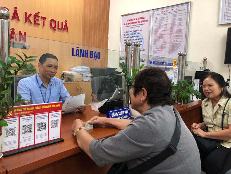 Bà Nguyễn Thị Tư bày tỏ hài lòng khi được phục vụ tận tình, chu đáo Bà Nguyễn Thị Tư bày tỏ hài lòng khi được phục vụ tận tình, chu đáo