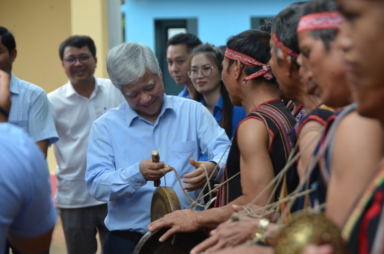 Đồng chí Đỗ Văn Chiến giao lưu cùng bà con người dân tộc thiểu số.