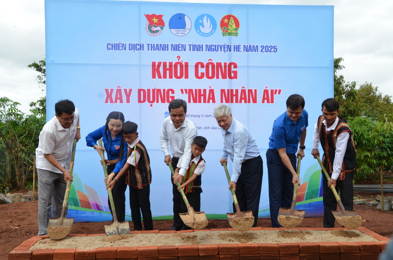 Đồng chí Đỗ Văn Chiến cùng đoàn công tác khởi công "Nhà nhân ái".