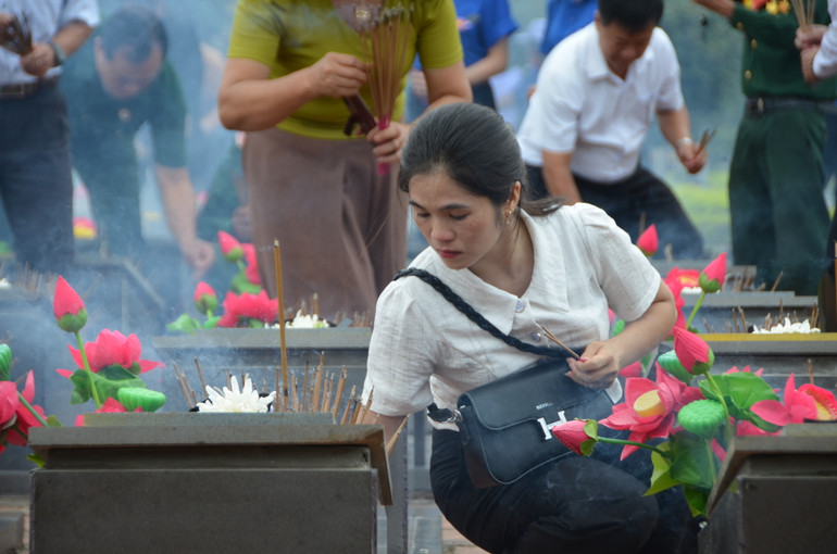 Nhân dân thắp nén hương bày tỏ niềm tiếc thương.