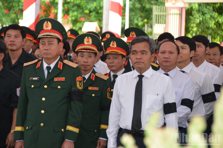 Đồng chí Hồ Văn Niên, Ủy viên Trung ương Đảng, Bí thư tỉnh ủy cùng các đồng chí trong Ban thường trực tỉnh ủy dự Lễ truy điệu.