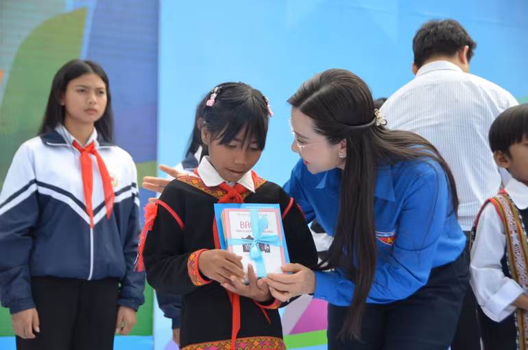 Với mong muốn tiếp thêm động lực, chắp cánh ước mơ cho các em học sinh có hoàn cảnh khó khăn, chương trình hôm nay sẽ trao tặng những suất học bổng Tiếp sức mùa thi ý nghĩa như một món quà tinh thần, thể hiện sự quan tâm, sẻ chia của cộng đồng và tuổi trẻ cả nước. Mỗi suất học bổng và quà trị giá 5 triệu đồng.