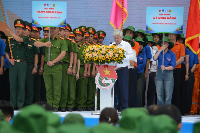 Đồng chí Đỗ Văn Chiến tin tưởng và đánh giá cao tinh thần sáng tạo, dám nghĩ, dám làm, vượt khó khăn, trở ngại của thanh niên. Đồng chí Đỗ Văn Chiến tin tưởng và đánh giá cao tinh thần sáng tạo, dám nghĩ, dám làm, vượt khó khăn, trở ngại của thanh niên.