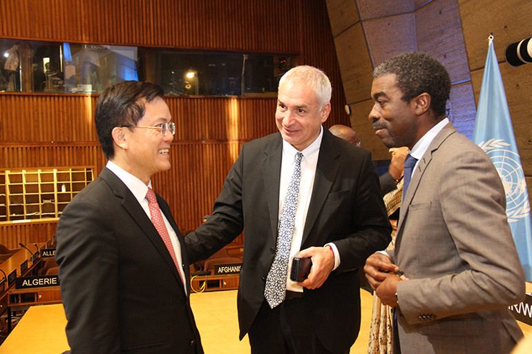 Giám đốc Trung tâm Di sản Thế giới Lazare Eloundou Assomo (phải) chúc mừng Thứ trưởng Ngoại giao Hà Kim Ngọc và Đoàn Việt Nam. (Ảnh: Minh Duy)