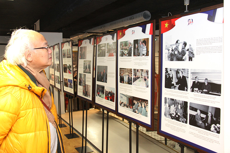Ảnh về những dấu mốc quan trọng trong 50 năm quan hệ ngoại giao Việt Nam-Pháp được trưng bày trang trọng. (Ảnh: Khải Hoàn)