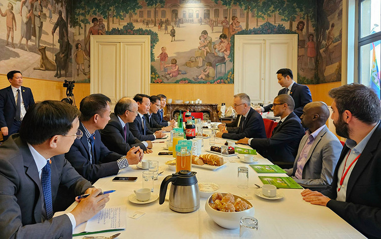 Bí thư Tỉnh ủy Đỗ Đức Duy làm việc với lãnh đạo thành phố Saint-Ouen-sur-Seine. Hai bên đã có trao đổi về khả năng hợp tác như phát triển hạ tầng giao thông đô thị, y tế, giáo dục và thể thao. (Ảnh: Minh Duy)