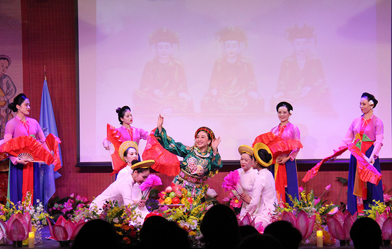 Cũng như hát then, được UNESCO ghi vào Danh sách đại diện di sản văn hóa phi vật thể của nhân loại, diễn xướng hầu đồng (thực hành tín ngưỡng thờ Mẫu tam phủ) gây ấn tượng mạnh và nhận được nhiều tán thưởng của các đại biểu quốc tế. (Ảnh: KHẢI HOÀN)