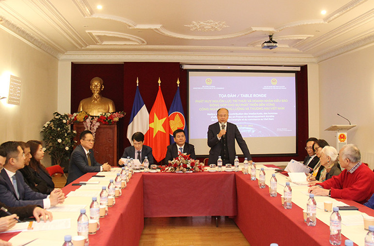 Đại sứ Đinh Toàn Thắng nhấn mạnh các hoạt động thiết thực của tri thức và doanh nhân Việt kiều tại Pháp hướng về quê hương. Ảnh: Minh Duy. Đại sứ Đinh Toàn Thắng nhấn mạnh các hoạt động thiết thực của tri thức và doanh nhân Việt kiều tại Pháp hướng về quê hương. Ảnh: Minh Duy.