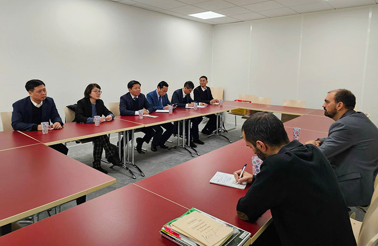 Tổng Thư ký Anthony Daguet đánh giá cao sự tham gia tích cực của Báo Nhân Dân tại Hội báo Nhân đạo để giới thiệu về Đảng Cộng sản Việt Nam cũng như đất nước và con người Việt Nam trong công cuộc đổi mới và hội nhập quốc tế. (Ảnh: Minh Duy)