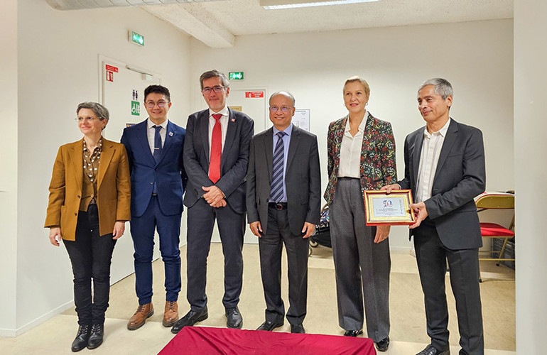 Đại sứ Đinh Toàn Thắng, đại diện Hạ viện Pháp và chính quyền địa phương tham dự lễ kỷ niệm. (Ảnh: Khải Hoàn) Đại sứ Đinh Toàn Thắng, đại diện Hạ viện Pháp và chính quyền địa phương tham dự lễ kỷ niệm. (Ảnh: Khải Hoàn)