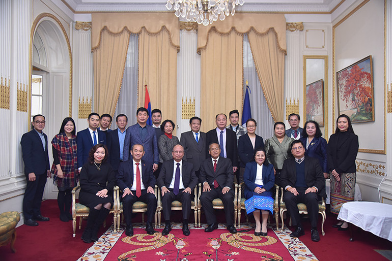Đại sứ Đinh Toàn Thắng và Đại sứ Kham-Inh Khitchadeth mong muốn cán bộ, nhân viên của các cơ quan đại diện Việt Nam và Lào hợp tác chặt chẽ tại địa bàn Pháp, đóng góp tích cực cho mối quan hệ đặc biệt, hợp tác toàn diện giữa hai nước. (Ảnh: Minh Duy)