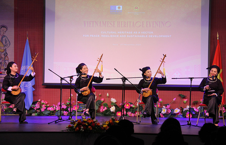 Trình diễn điệu hát then, nét sinh hoạt văn hoá văn nghệ độc đáo của các dân tộc Tày, Nùng, Thái trong chương trình nghệ thuật mang lại nhiều cung bậc cảm xúc cho bạn bè quốc tế.(Ảnh: KHẢI HOÀN)