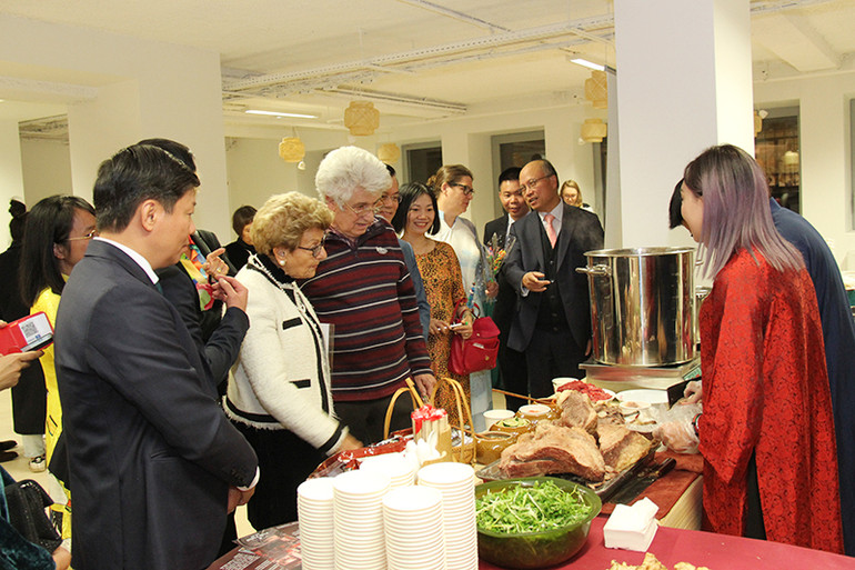 Thưởng thức tô Phở Thìn Bờ Hồ nóng hổi ở giữa thủ đô Paris hoa lệ. (Ảnh: Khải Hoàn)