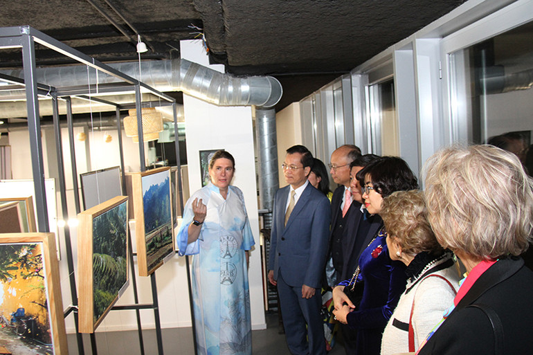 Bà Armelle DG giới thiệu những bức ảnh chụp trong hành trình dài khám phá non nước Việt Nam, nơi bà gắn bó gần 8 năm. (Ảnh: Minh Duy)