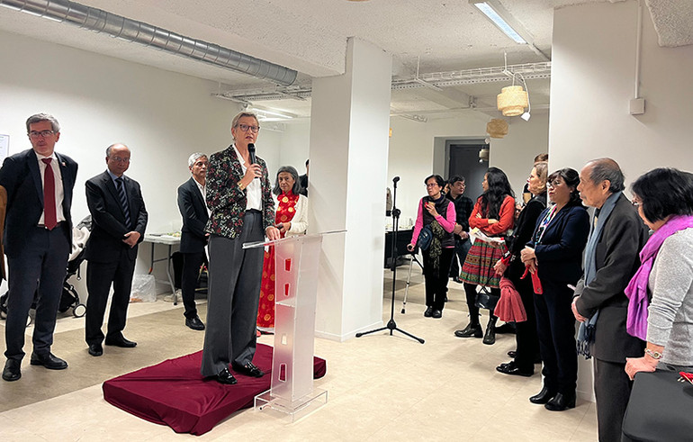 Nghị sĩ Anne Le Hénanff đánh giá cao các hoạt động tại Foyer Vietnam, trong đó có các lớp dạy tiếng Pháp, cho rằng việc tăng cường giao lưu văn hóa và dạy ngôn ngữ sẽ góp phần không nhỏ vào việc thúc đẩy sự hiểu biết lẫn nhau và tình đoàn kết giữa hai dân tộc. (Ảnh: Minh Duy) Nghị sĩ Anne Le Hénanff đánh giá cao các hoạt động tại Foyer Vietnam, trong đó có các lớp dạy tiếng Pháp, cho rằng việc tăng cường giao lưu văn hóa và dạy ngôn ngữ sẽ góp phần không nhỏ vào việc thúc đẩy sự hiểu biết lẫn nhau và tình đoàn kết giữa hai dân tộc. (Ảnh: Minh Duy)