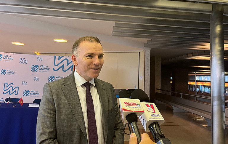 Ông Olivier Capitanio, Chủ tịch tỉnh Val-de-Marne, bày tỏ tin tưởng rằng mối quan hệ hợp tác và hữu nghị giữa hai địa phương sẽ đa dạng và hiệu quả hơn trong thời gian tới. (Ảnh: Khải Hoàn)