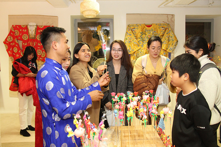 Những bạn trẻ gốc Việt rất thích thú xem nặn tò he, một nét văn hóa dân gian mang đậm bản sắc dân tộc Việt Nam. (Ảnh: Khải Hoàn)