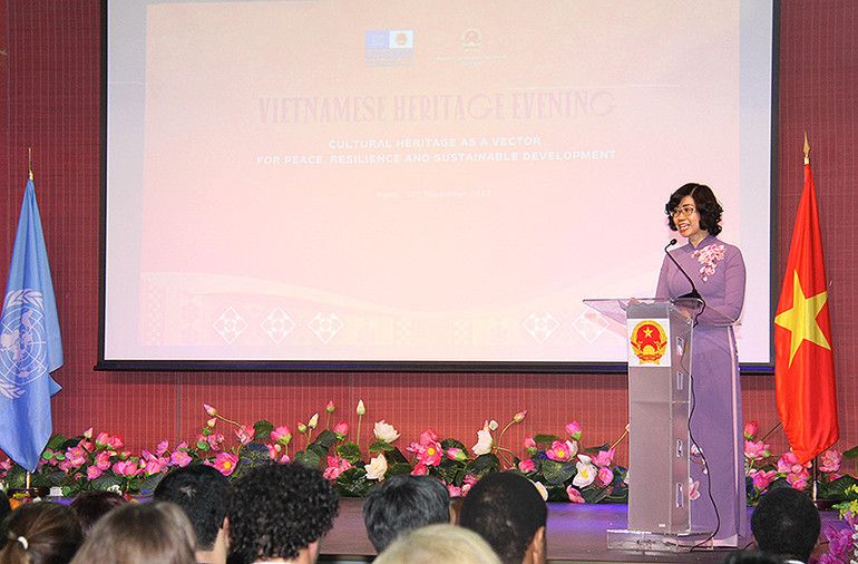 Đại sứ Lê Thị Hồng Vân cảm ơn sự hỗ trợ quý báu và hợp tác hiệu quả của UNESCO và tất cả các quốc gia thành viên trong việc gìn giữ và phát huy các di sản. (Ảnh: KHẢI HOÀN)