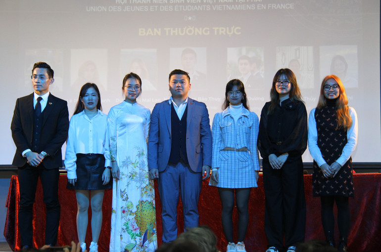 Chủ tịch UEVF Nguyễn Phan Bảo Thụy (giữa) và Ban chấp hành mới khẳng định quyết tâm đẩy mạnh hoạt động của thanh niên, sinh viên Việt Nam tại Pháp trong hai năm tới. (Ảnh: KHẢI HOÀN)