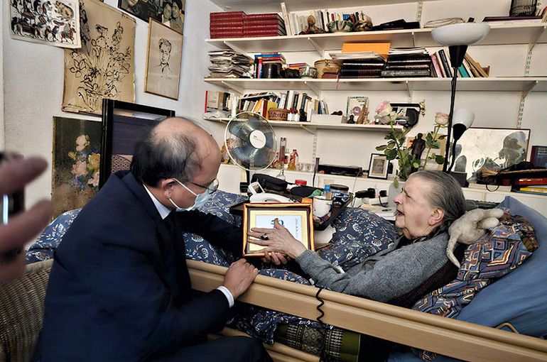 Đại sứ Đinh Toàn Thắng tặng bức tranh tem kỷ niệm 50 năm thiết lập quan hệ ngoại giao Việt Nam-Pháp cho bà Madeleine Riffaud. (Ảnh: Minh Duy) Đại sứ Đinh Toàn Thắng tặng bức tranh tem kỷ niệm 50 năm thiết lập quan hệ ngoại giao Việt Nam-Pháp cho bà Madeleine Riffaud. (Ảnh: Minh Duy)