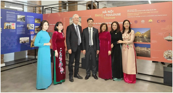 Các đại biểu tham dự triển lãm tại Toulouse. Các đại biểu tham dự triển lãm tại Toulouse.