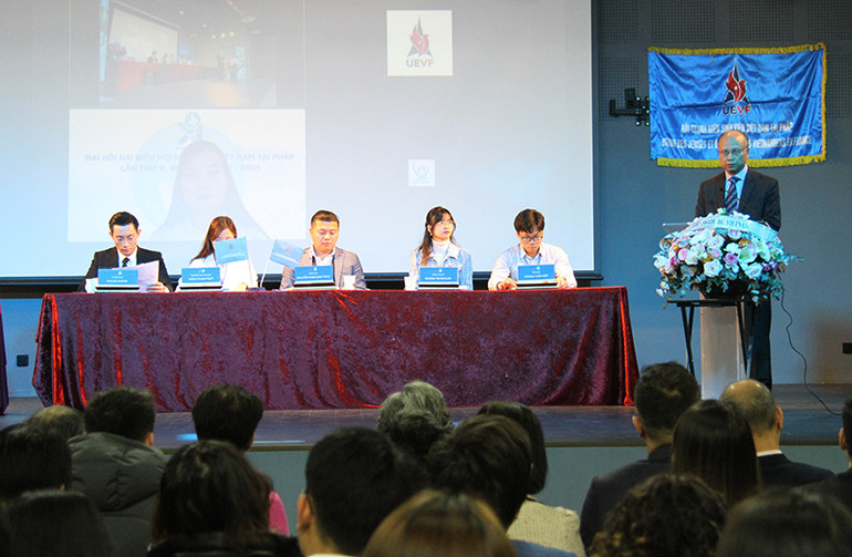 Đại sứ Đinh Toàn Thắng ghi nhận những thành tích nổi bật của lực lượng thanh niên sinh viên tại Pháp trong học tập, công tác cộng đồng và quảng bá đất nước. (Ảnh: KHẢI HOÀN)