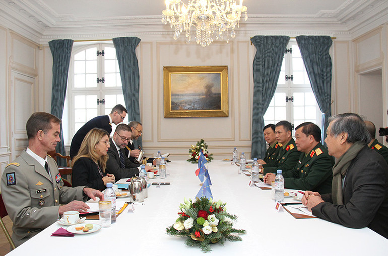 Thượng tướng Hoàng Xuân Chiến chuyển lời thăm hỏi và mời thăm chính thức Việt Nam của Đại tướng Phan Văn Giang, Bộ trưởng Quốc phòng, tới Bộ trưởng Quân đội Pháp Sébastien Lecornu. (Ảnh: Minh Duy)