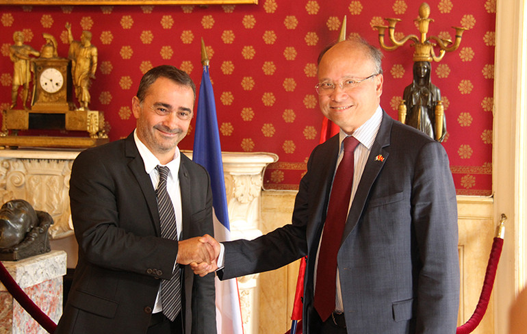 Chào đón Đại sứ Đinh Toàn Thắng, ông Stéphane Sbraggia, Thị trưởng thành phố Ajaccio, bày tỏ mong muốn tăng cường hợp tác với Việt Nam trong thời gian tới.