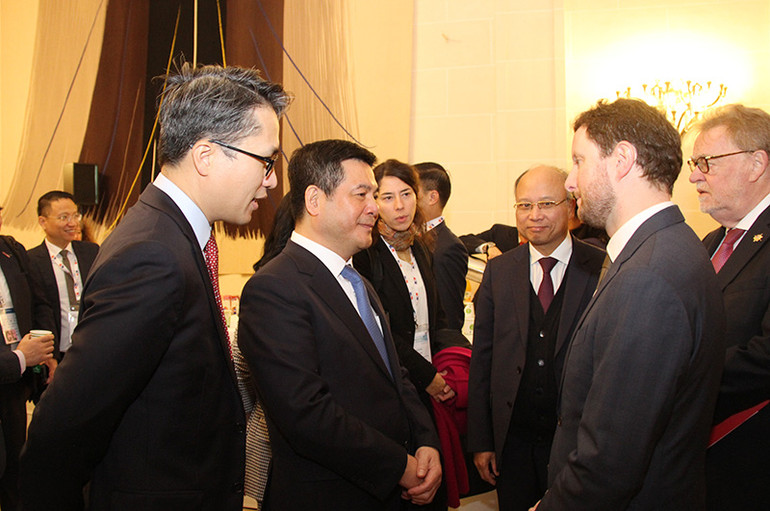 Bộ trưởng Nguyễn Hồng Diên trao đổi với Bộ trưởng Chuyển đổi sinh thái và Gắn kết lãnh thổ, phụ trách Giao thông Pháp Clément Beaune. Tham dự các hoạt động của Bộ trưởng có Đại sứ Việt Nam tại Pháp Đinh Toàn Thắng. (Ảnh Khải Hoàn)