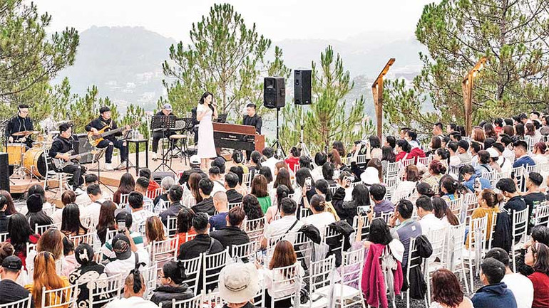 Một buổi biểu diễn âm nhạc ngoài trời ở Đà Lạt. (Ảnh: MÂY LANG THANG)