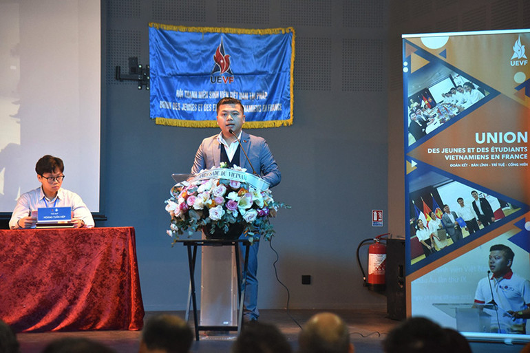 Chủ tịch UEVF Nguyễn Phan Bảo Thụy phát biểu khai mạc đại hội, được tổ chức ở Trung Tâm Văn hóa Việt Nam tại Pháp. (Ảnh: MINH DUY)