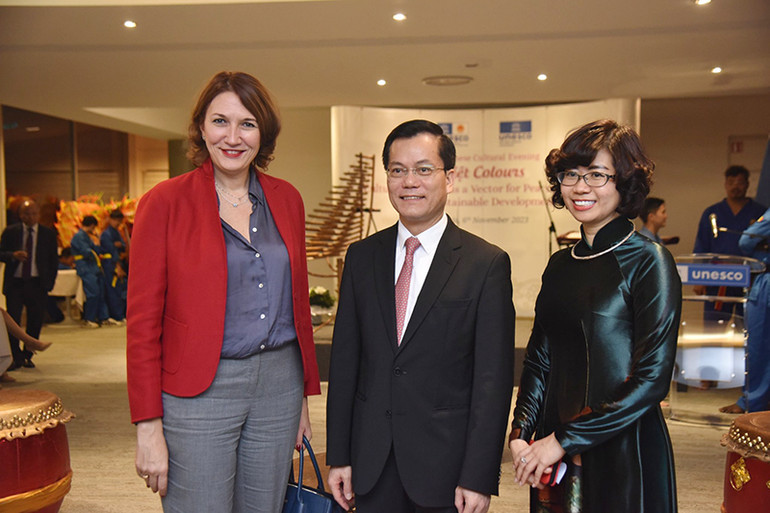 Trao đổi với Thứ trưởng Hà Kim Ngọc và Đại sứ Lê Thị Hồng Vân, bà Tamara Rastovac Siamashvili, Chủ tịch Hội đồng Chấp hành UNESCO đánh giá cao công tác bảo tồn cũng như phát huy những di sản phục vụ phát triển bền vững. (Ảnh: Khải Hoàn) Trao đổi với Thứ trưởng Hà Kim Ngọc và Đại sứ Lê Thị Hồng Vân, bà Tamara Rastovac Siamashvili, Chủ tịch Hội đồng Chấp hành UNESCO đánh giá cao công tác bảo tồn cũng như phát huy những di sản phục vụ phát triển bền vững. (Ảnh: Khải Hoàn)