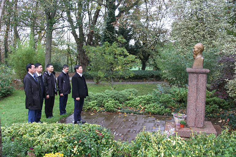 Đoàn Ban Tuyên giáo Trung ương dâng hoa tại tượng Chủ tịch Hồ Chí Minh trong công viên Montreau tại thành phố Montreuil. (Ảnh: Minh Duy)