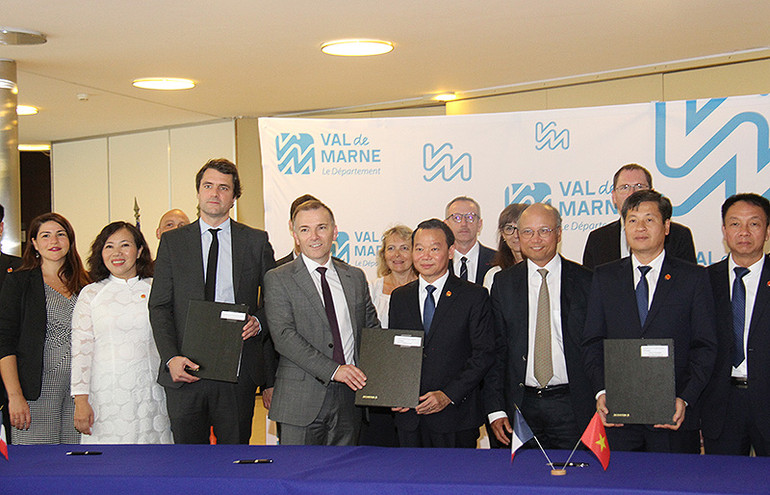 Lãnh đạo hai tỉnh ký kết Thỏa thuận khung hợp tác giai đoạn 2023-2028, làm cơ sở để hai địa phương sẽ tiếp tục trao đổi, cụ thể hóa thành các hoạt động, dự án cụ thể để triển khai, thực hiện mang lại lợi ích chung cho người dân. Hai bên cũng ký kết Dự án “Hỗ trợ truyền thông giáo dục sức khỏe bà mẹ và trẻ em tại tỉnh Yên Bái" và Dự án “Hỗ trợ phát triển chiến lược quản lý bùn thải tại thành phố Yên Bái, tỉnh Yên Bái”. (Ảnh: Khải Hoàn)