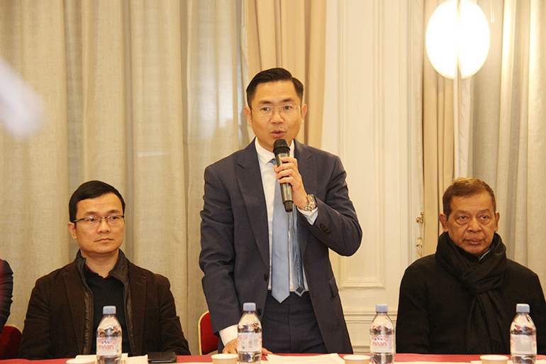 Tiến sĩ Trần Duy Châu, Chủ tịch Hiệp hội điện và năng lượng người Việt tại Pháp, Giám đốc dự án, Tập đoàn Điện lực Pháp (EDF) chia sẻ một số bài toán về chuyển dịch năng lượng tại châu Âu và Việt Nam, đồng thời mong muốn có cơ chế và chính sách đặc thù để phát huy nguồn lực doanh nhân, trí thức kiều bào tại Pháp. Ảnh: Khải Hoàn. Tiến sĩ Trần Duy Châu, Chủ tịch Hiệp hội điện và năng lượng người Việt tại Pháp, Giám đốc dự án, Tập đoàn Điện lực Pháp (EDF) chia sẻ một số bài toán về chuyển dịch năng lượng tại châu Âu và Việt Nam, đồng thời mong muốn có cơ chế và chính sách đặc thù để phát huy nguồn lực doanh nhân, trí thức kiều bào tại Pháp. Ảnh: Khải Hoàn.