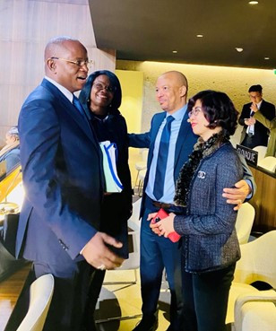 Đại sứ Lê Thị Hồng Vân chúc mừng Bộ trưởng Thể thao Senegal Mata Ba (ngoài cùng bên trái) trúng cử Chủ tịch Kỳ họp COP9.