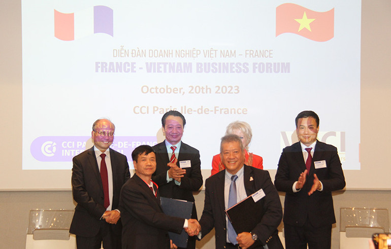 Sở Công thương tỉnh Hải Dương và Hội Doanh nghiệp Việt Nam tại Pháp ký kết biên bản ghi nhớ hợp tác. (Ảnh: Khải Hoàn)